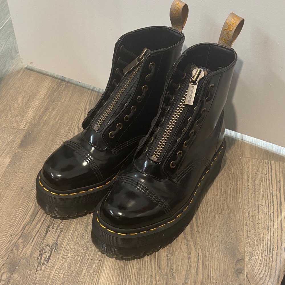 DR MARTEN’S vegan Sinclair platform boots